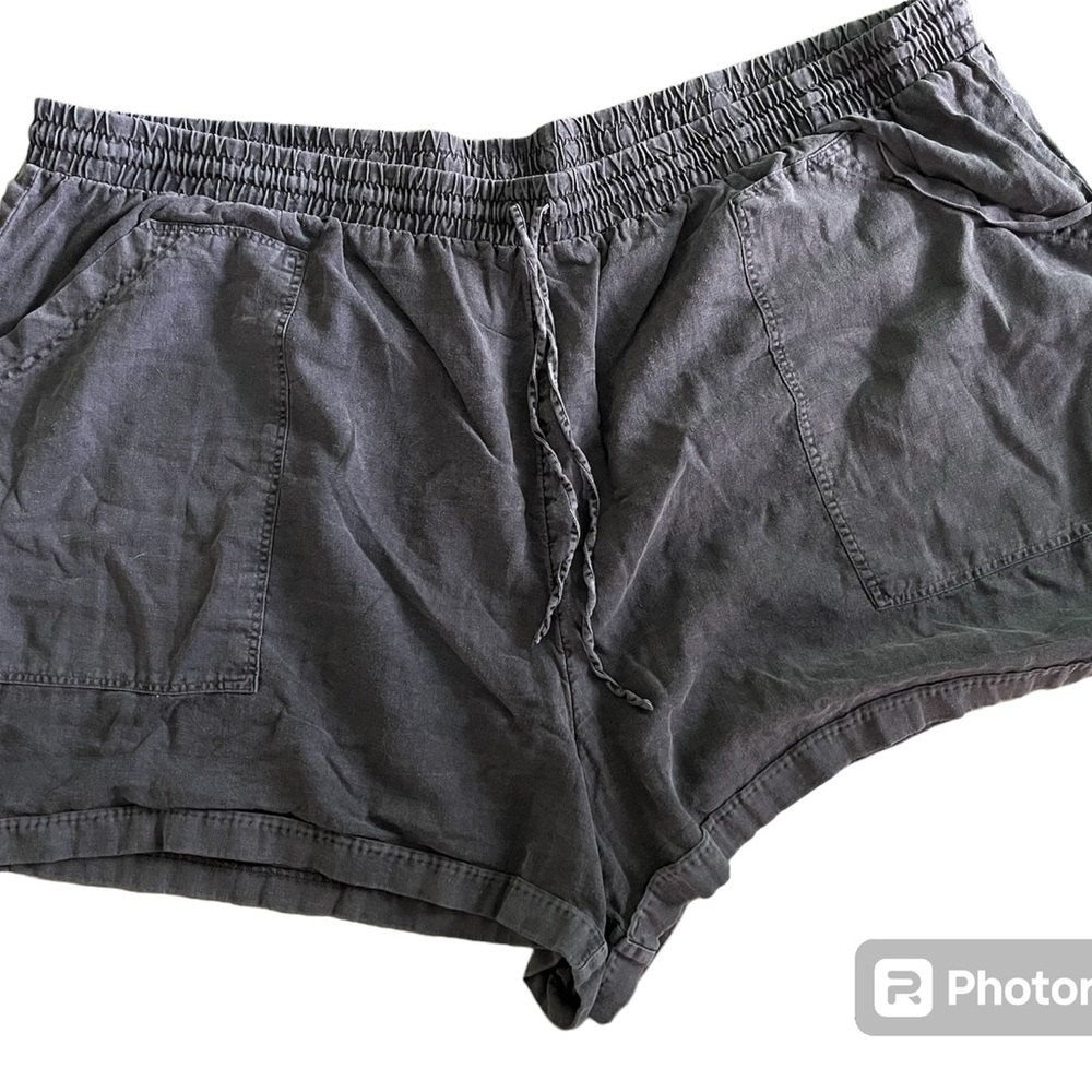 Women’s 4x Universal Threads black drawstring waist shorts